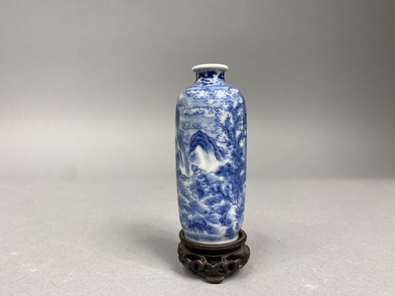 Chine - Flacon tabatière de forme cylindrique en porcelaine émaillée bleu à ric…