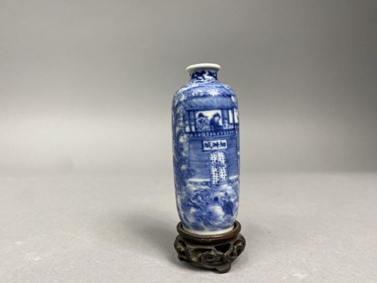 Chine - Flacon tabatière de forme cylindrique en porcelaine émaillée bleu à ric…