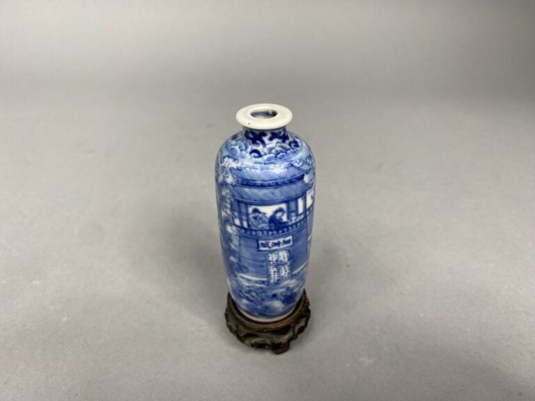 Chine - Flacon tabatière de forme cylindrique en porcelaine émaillée bleu à ric…