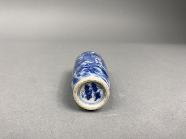 Chine - Flacon tabatière de forme cylindrique en porcelaine émaillée bleu à ric…