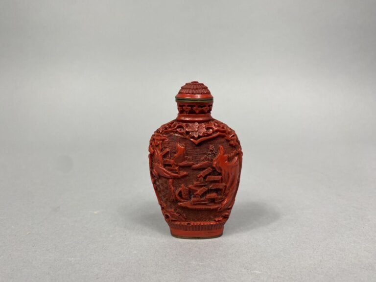 Chine - Flacon / tabatière en laque de cinabre sculpté à décor de paysages et f…
