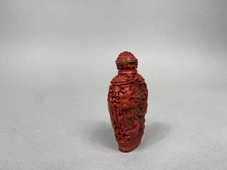 Chine - Flacon / tabatière en laque de cinabre sculpté à décor de paysages et f…