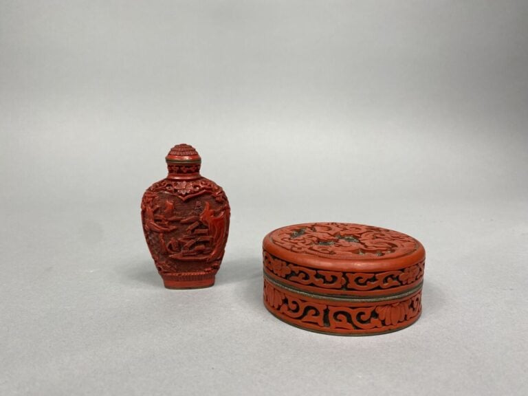 Chine - Flacon / tabatière en laque de cinabre sculpté à décor de paysages et f…