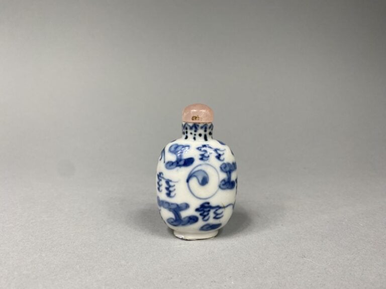 Chine - Flacon tabatière en porcelaine bleu blanc à décor de dragon à la poursu…