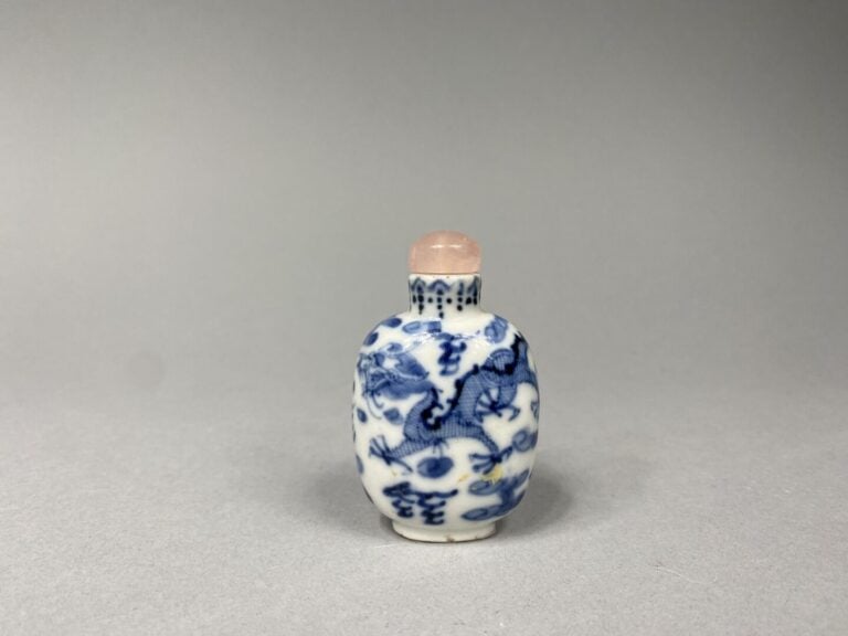 Chine - Flacon tabatière en porcelaine bleu blanc à décor de dragon à la poursu…