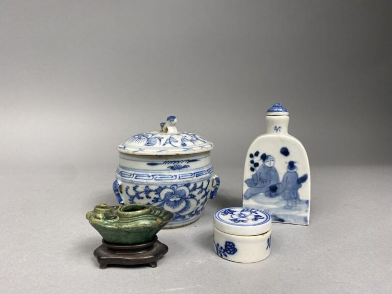 Chine - Flacon tabatière en porcelaine bleu blanc à panse aplatie à décor d'enf…