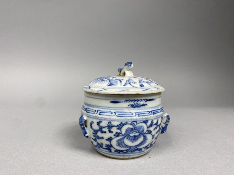Chine - Flacon tabatière en porcelaine bleu blanc à panse aplatie à décor d'enf…