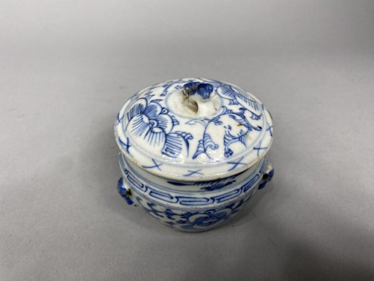 Chine - Flacon tabatière en porcelaine bleu blanc à panse aplatie à décor d'enf…