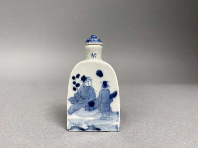 Chine - Flacon tabatière en porcelaine bleu blanc à panse aplatie à décor d'enf…
