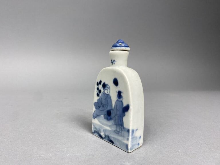 Chine - Flacon tabatière en porcelaine bleu blanc à panse aplatie à décor d'enf…