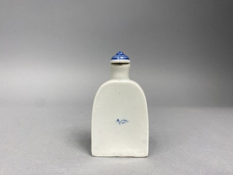 Chine - Flacon tabatière en porcelaine bleu blanc à panse aplatie à décor d'enf…