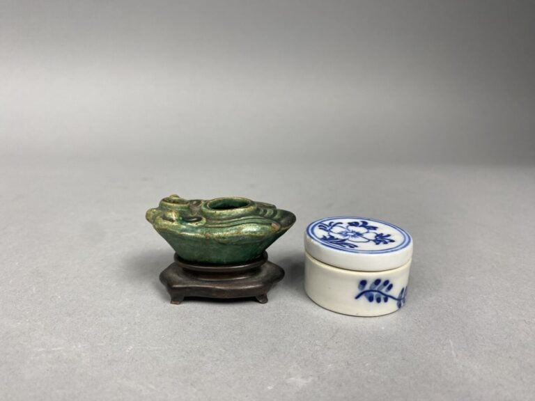 Chine - Flacon tabatière en porcelaine bleu blanc à panse aplatie à décor d'enf…