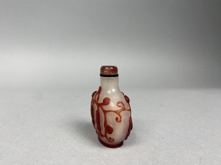 Chine - Flacon tabatière en verre overlay rouge sur fond légèrement bullé à déc…