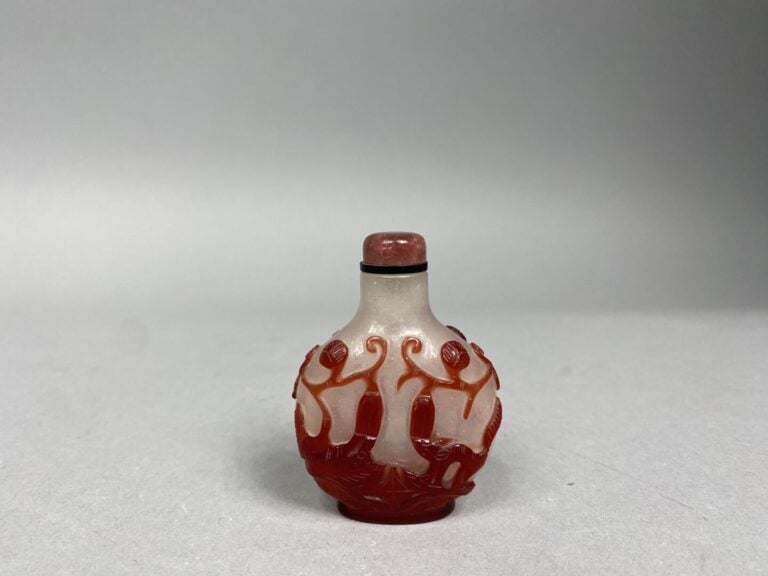Chine - Flacon tabatière en verre overlay rouge sur fond légèrement bullé à déc…