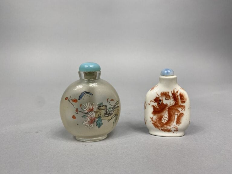 Chine - Flacon tabatière en verre peint à l'intérieur à décor de branchages fle…
