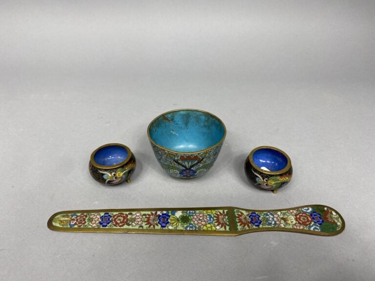 Chine - Godet en émaux cloisonnés à décor de motifs feuillagés sur fond turquoi…