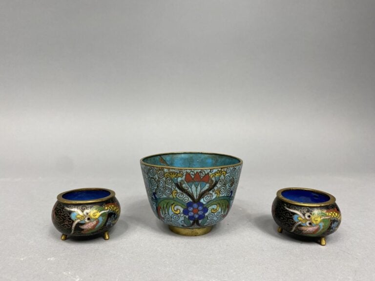 Chine - Godet en émaux cloisonnés à décor de motifs feuillagés sur fond turquoi…