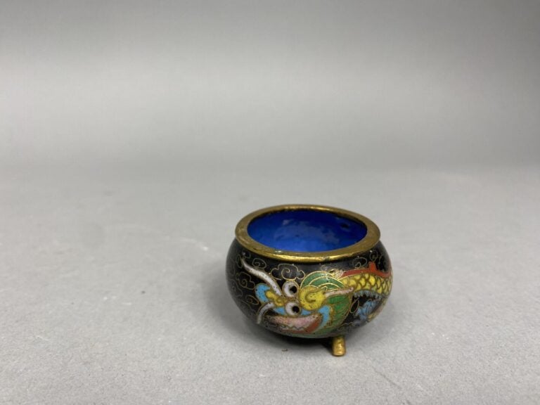 Chine - Godet en émaux cloisonnés à décor de motifs feuillagés sur fond turquoi…