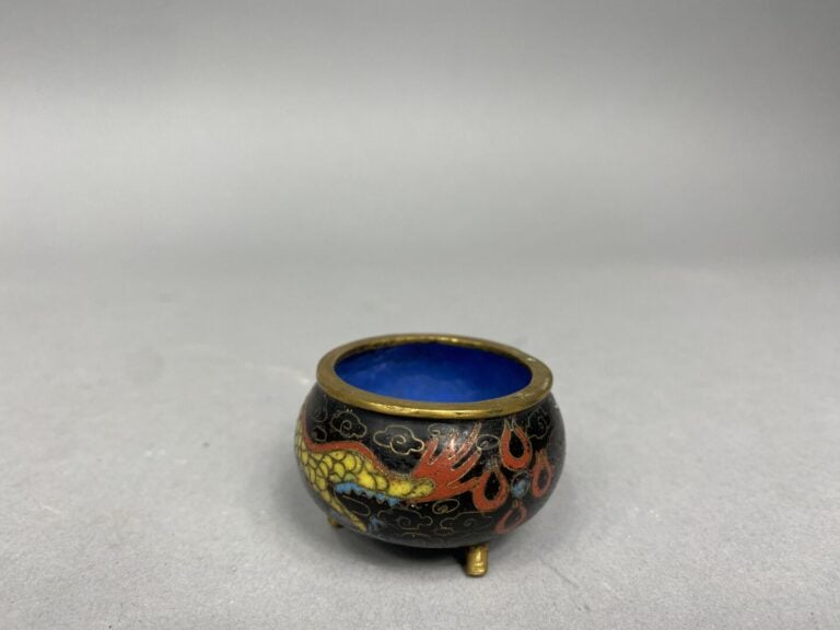 Chine - Godet en émaux cloisonnés à décor de motifs feuillagés sur fond turquoi…