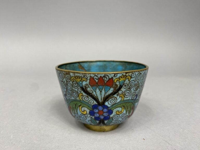 Chine - Godet en émaux cloisonnés à décor de motifs feuillagés sur fond turquoi…