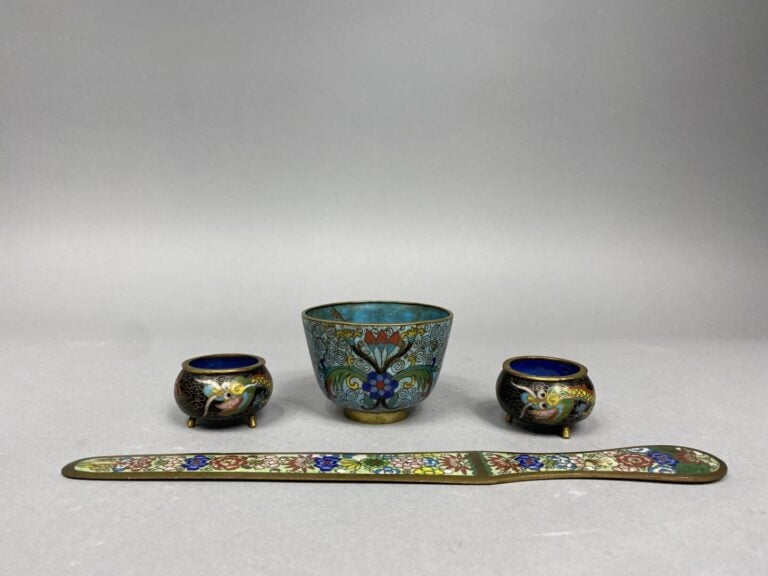 Chine - Godet en émaux cloisonnés à décor de motifs feuillagés sur fond turquoi…