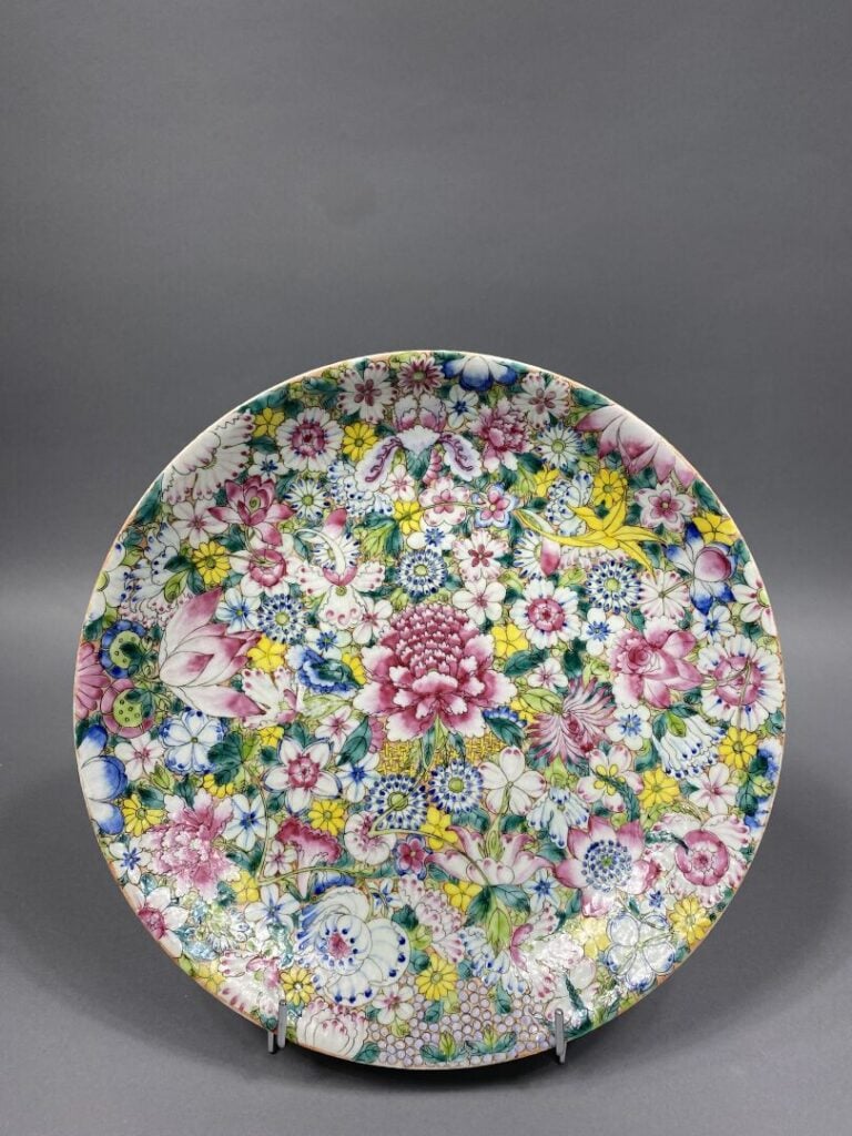 Chine - Grand plat en porcelaine émaillée polychrome à décor dit "mille fleurs"…