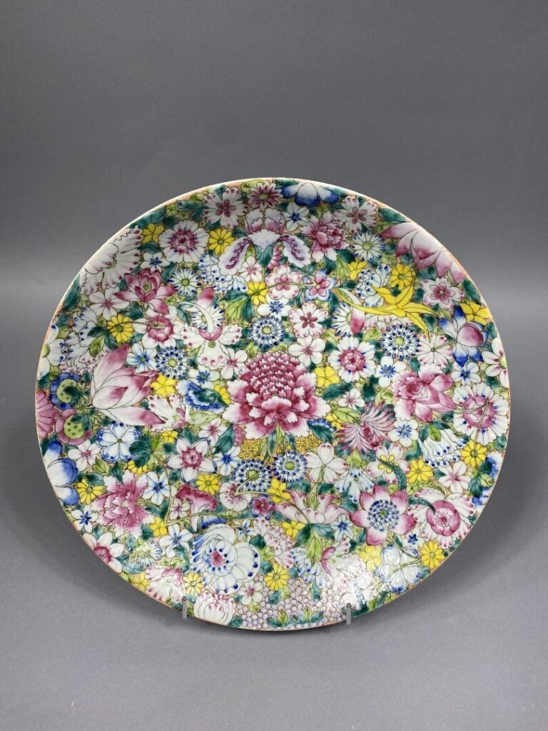 Chine - Grand plat en porcelaine émaillée polychrome à décor dit "mille fleurs"…