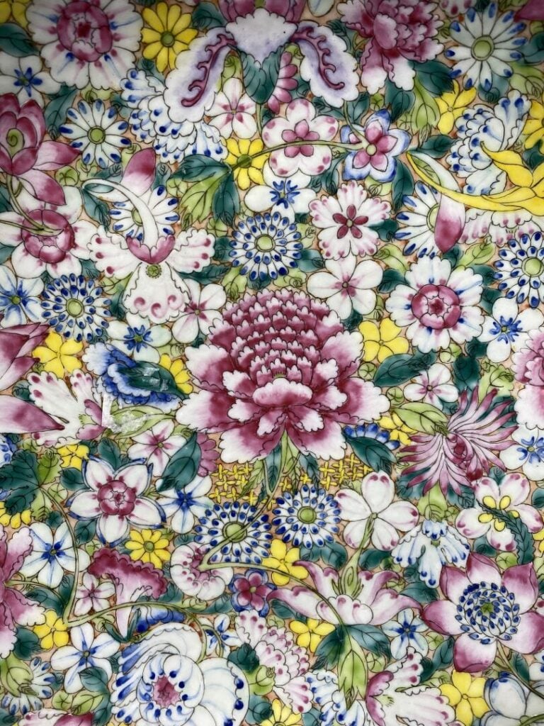 Chine - Grand plat en porcelaine émaillée polychrome à décor dit "mille fleurs"…