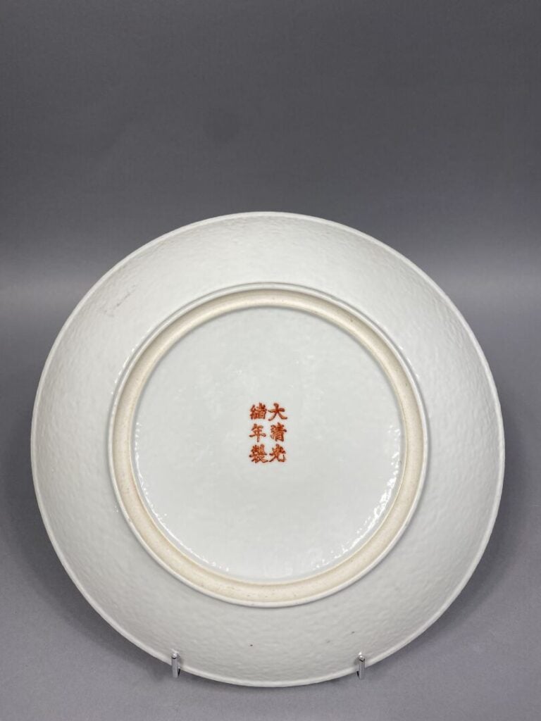 Chine - Grand plat en porcelaine émaillée polychrome à décor dit "mille fleurs"…
