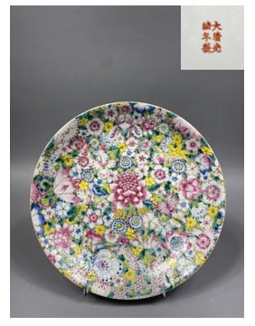 Chine - Grand plat en porcelaine émaillée polychrome à décor dit "mille fleurs"…