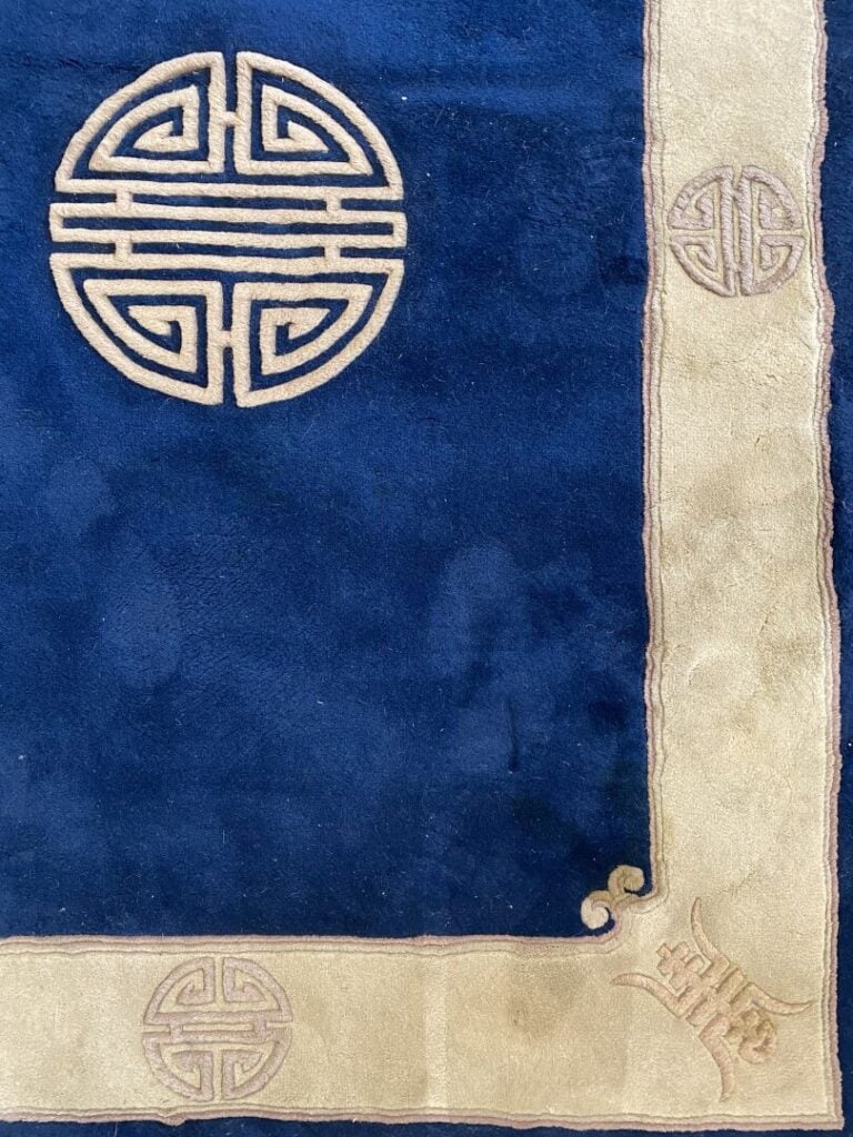 Chine - Grand tapis en laine à décor de caractères shou stylisés, symbole de lo…