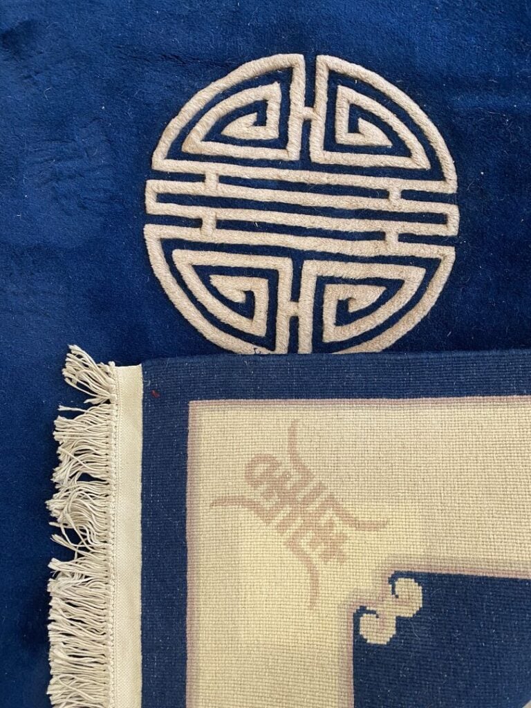 Chine - Grand tapis en laine à décor de caractères shou stylisés, symbole de lo…