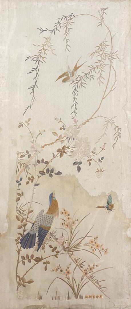 Chine - Grande broderie sur fond crème à décor d'oiseaux branchés et papillon -…