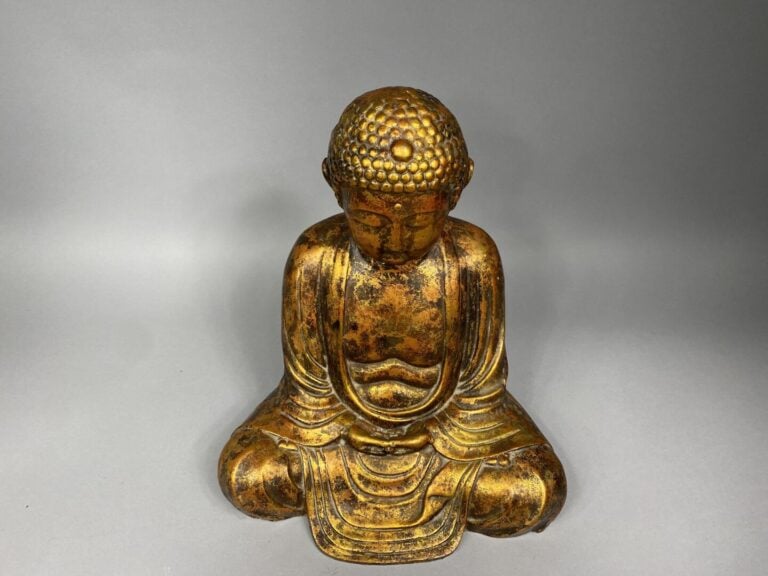 Chine - Important bouddha en bronze doré représenté assis les mains jointes en…