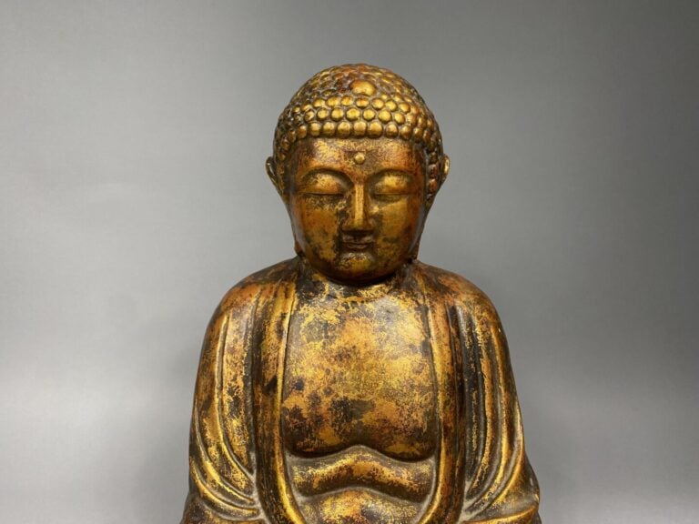 Chine - Important bouddha en bronze doré représenté assis les mains jointes en…