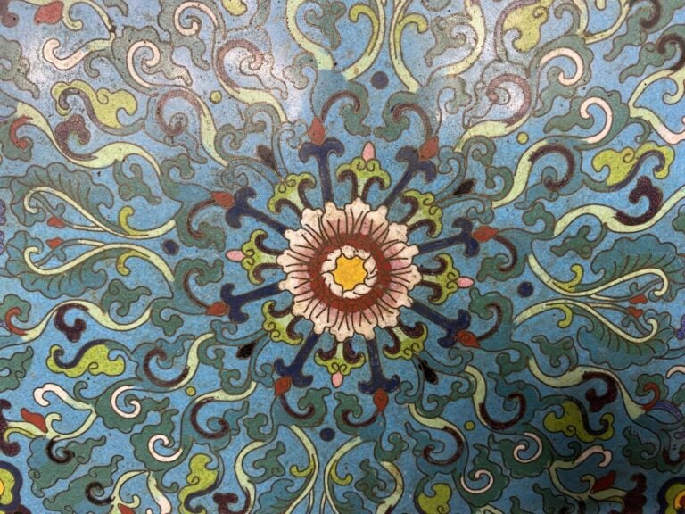 Chine - Important plat en émaux cloisonnés à décor de feuillages, fleurs de lot…