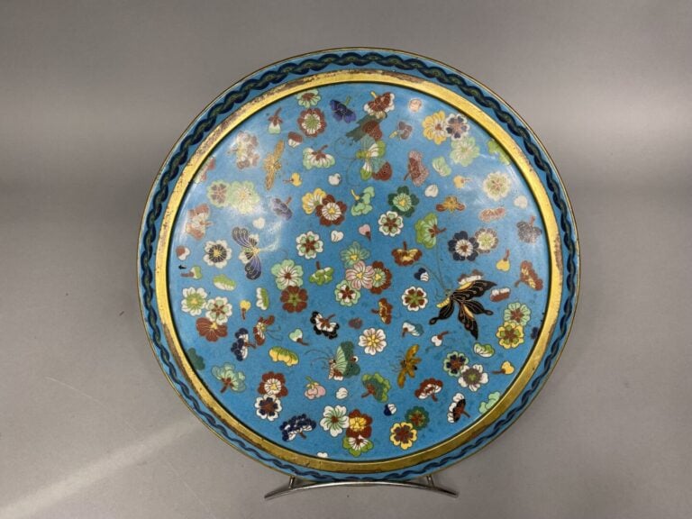 Chine - Important plat en émaux cloisonnés à décor de feuillages, fleurs de lot…