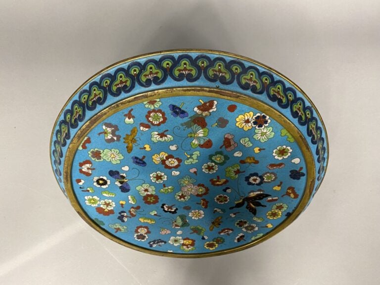 Chine - Important plat en émaux cloisonnés à décor de feuillages, fleurs de lot…