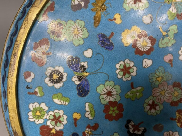 Chine - Important plat en émaux cloisonnés à décor de feuillages, fleurs de lot…