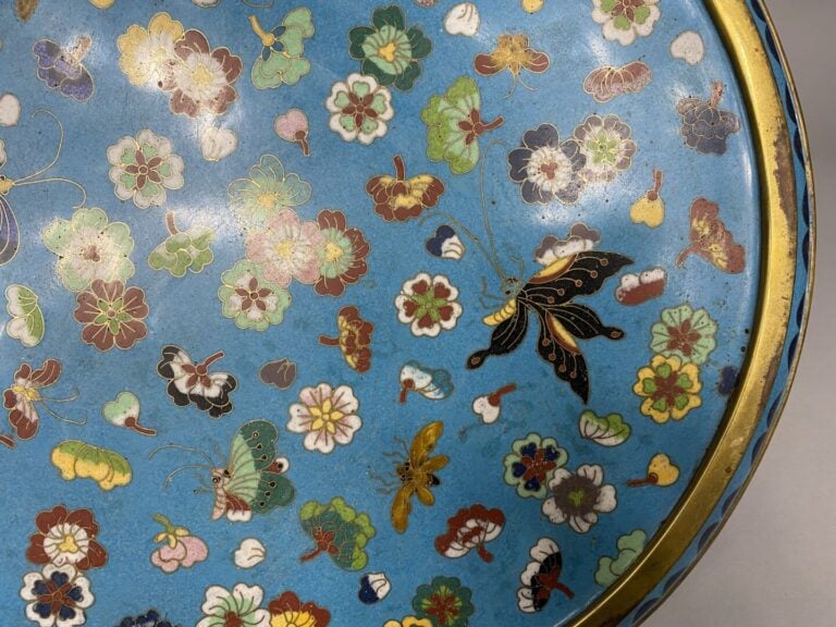 Chine - Important plat en émaux cloisonnés à décor de feuillages, fleurs de lot…