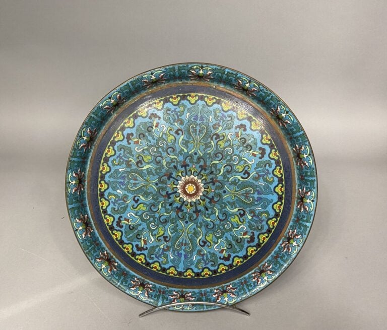 Chine - Important plat en émaux cloisonnés à décor de feuillages, fleurs de lot…