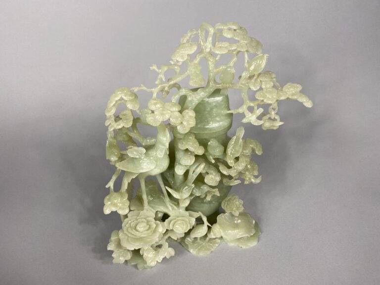Chine - Important vase couvert en pierre dure verte richement sculptée d'oiseau…
