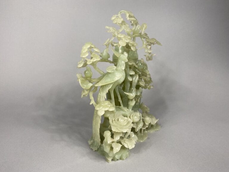Chine - Important vase couvert en pierre dure verte richement sculptée d'oiseau…