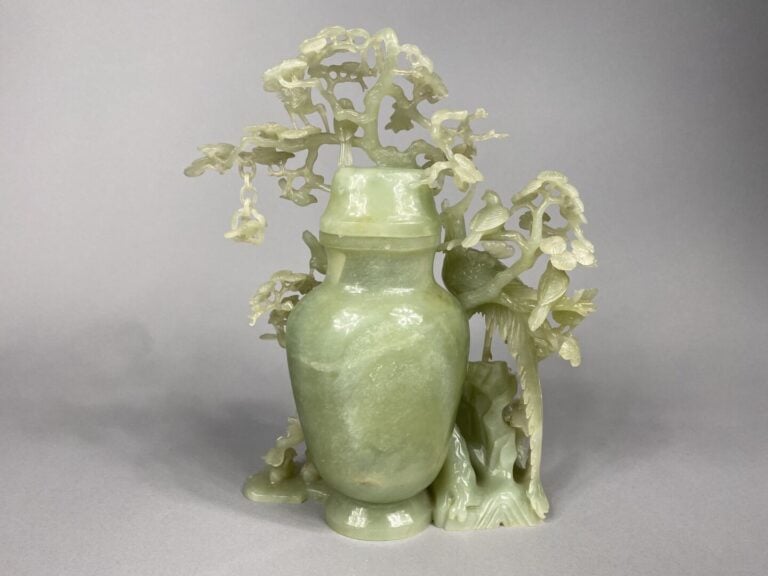 Chine - Important vase couvert en pierre dure verte richement sculptée d'oiseau…