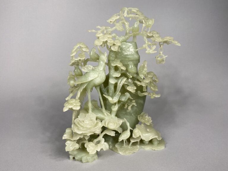 Chine - Important vase couvert en pierre dure verte richement sculptée d'oiseau…