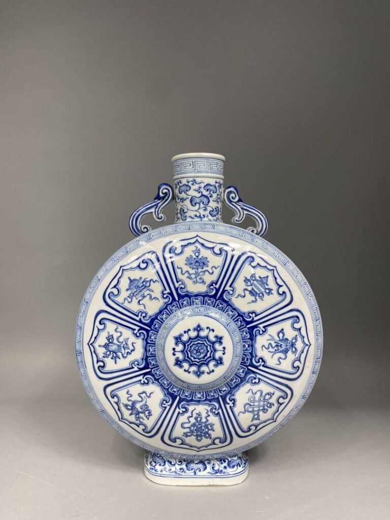Chine - Importante gourde "Baoyueping" en porcelaine bleu blanc, la panse circu…