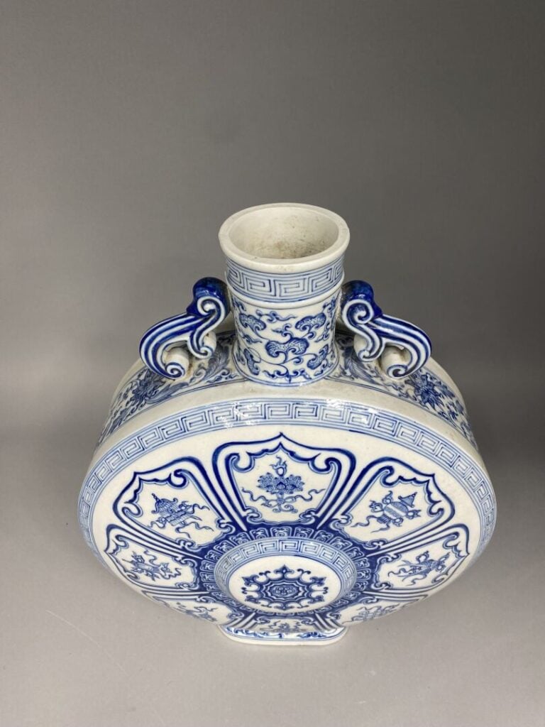 Chine - Importante gourde "Baoyueping" en porcelaine bleu blanc, la panse circu…