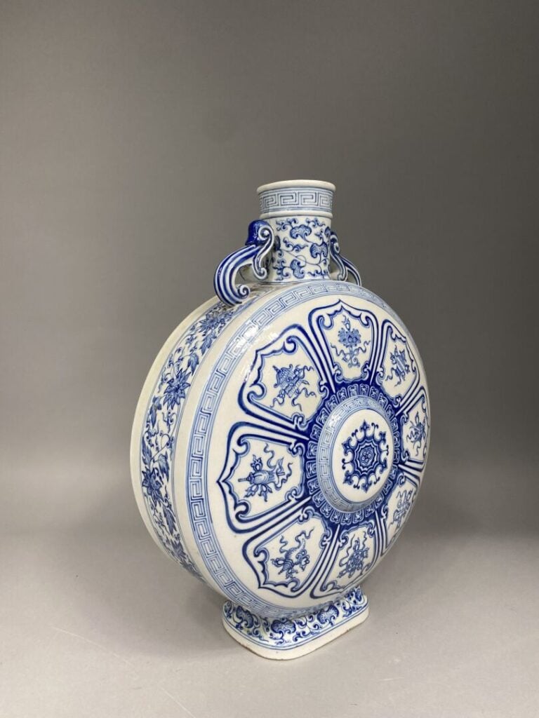 Chine - Importante gourde "Baoyueping" en porcelaine bleu blanc, la panse circu…