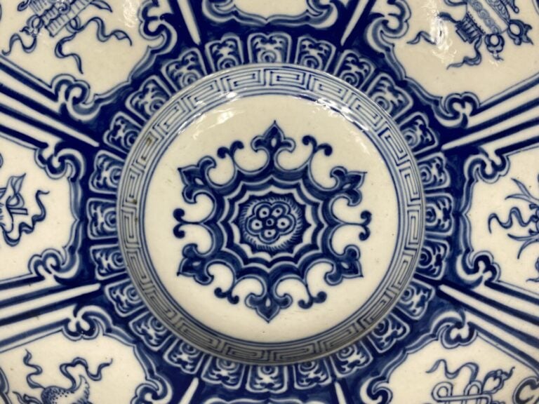 Chine - Importante gourde "Baoyueping" en porcelaine bleu blanc, la panse circu…