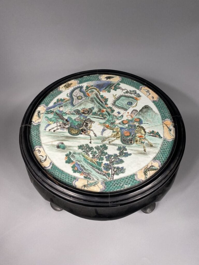 Chine - Importante plaque circulaire en porcelaine émaillée dans le style de la…